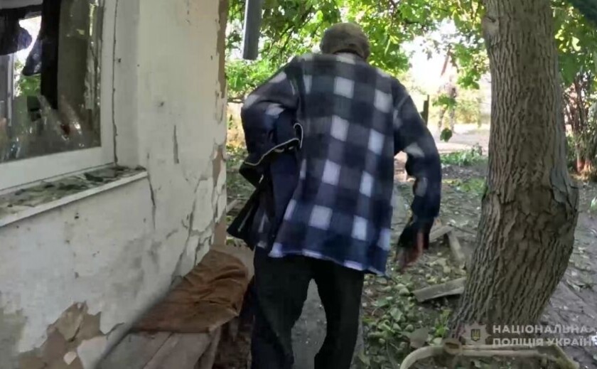 Правоохоронці Запоріжжя евакуювали з-під обстрілів двох маломобільних чоловіків Правоохоронці Запоріжжя евакуювали з-під обстрілів двох маломобільних чоловіків