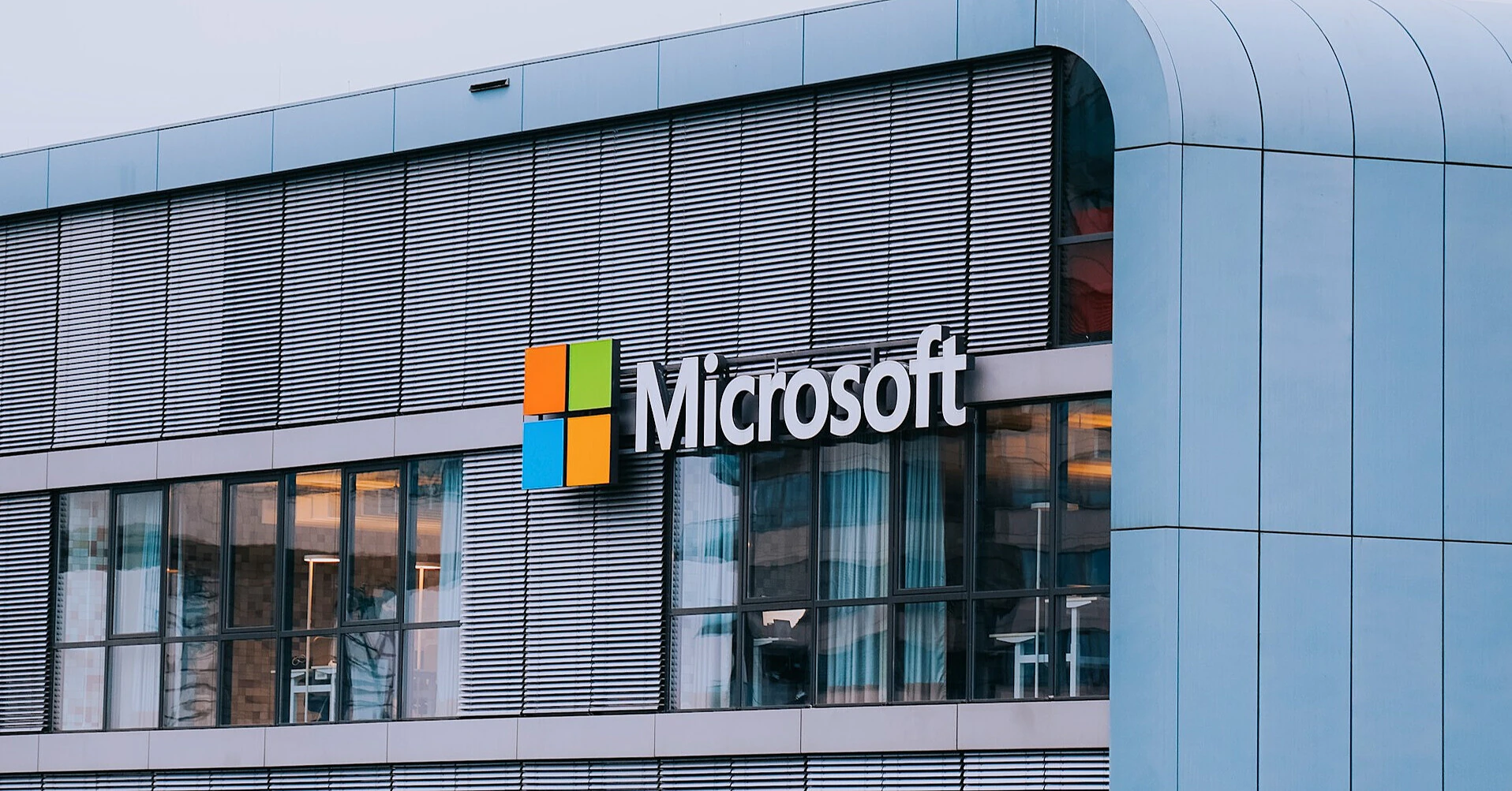 Microsoft скорочує тисячі працівників через зміни в Big Tech на тлі ШІ-буму Microsoft скорочує тисячі працівників через зміни в Big Tech на тлі ШІ-буму