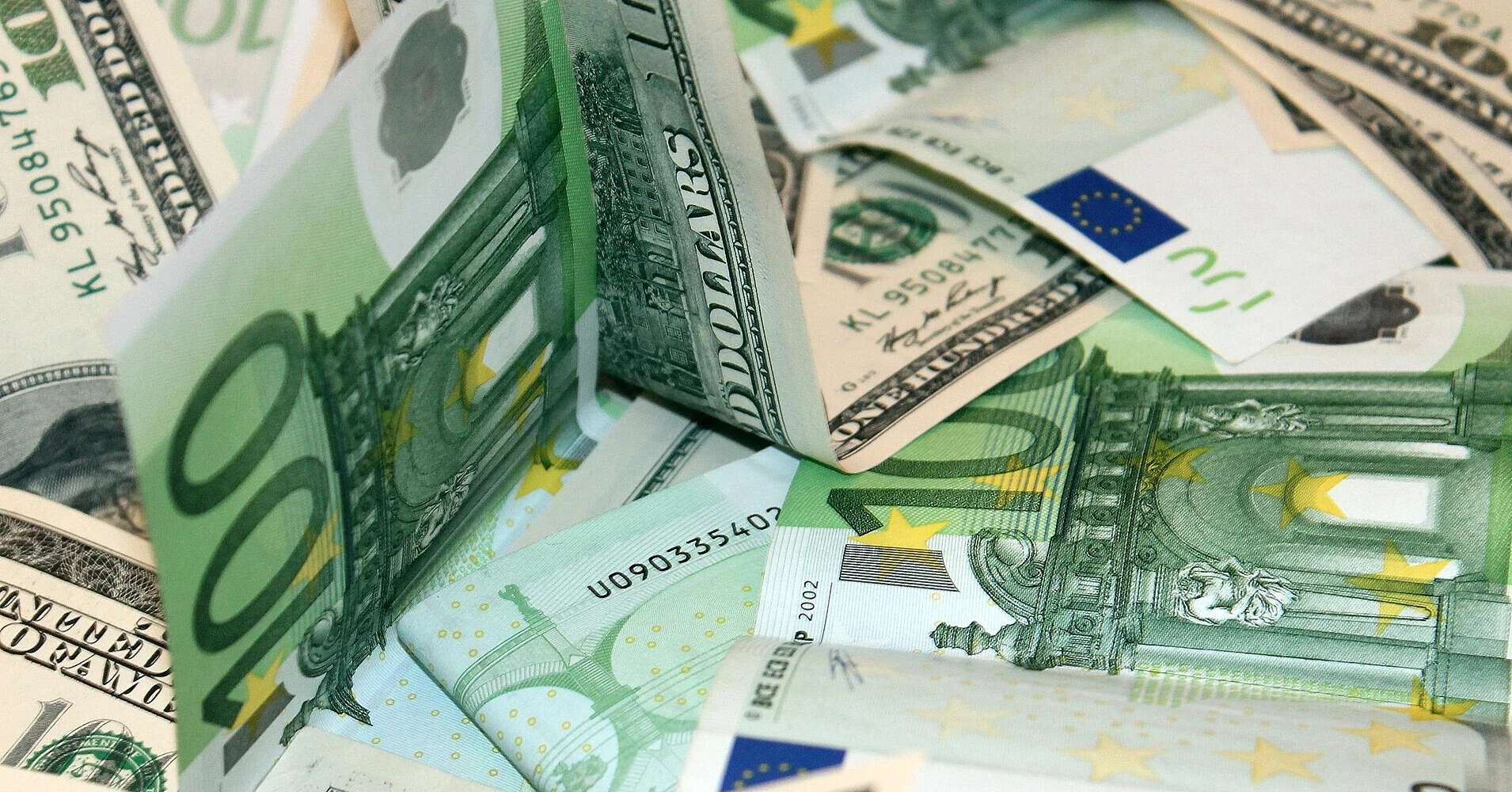 Готівковий долар дорожчає слідом за міжбанком: банки переписали цінники Готівковий долар дорожчає слідом за міжбанком: банки переписали цінники