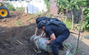 Біля житлового будинку в Запоріжжі виявили 500-кілограмову авіабомбу: сапери ДСНС знешкодили боєприпас (ВІДЕО)