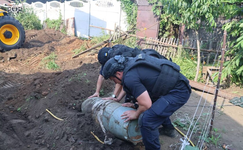 Біля житлового будинку в Запоріжжі виявили 500-кілограмову авіабомбу: сапери ДСНС знешкодили боєприпас (ВІДЕО) Біля житлового будинку в Запоріжжі виявили 500-кілограмову авіабомбу: сапери ДСНС знешкодили боєприпас (ВІДЕО)