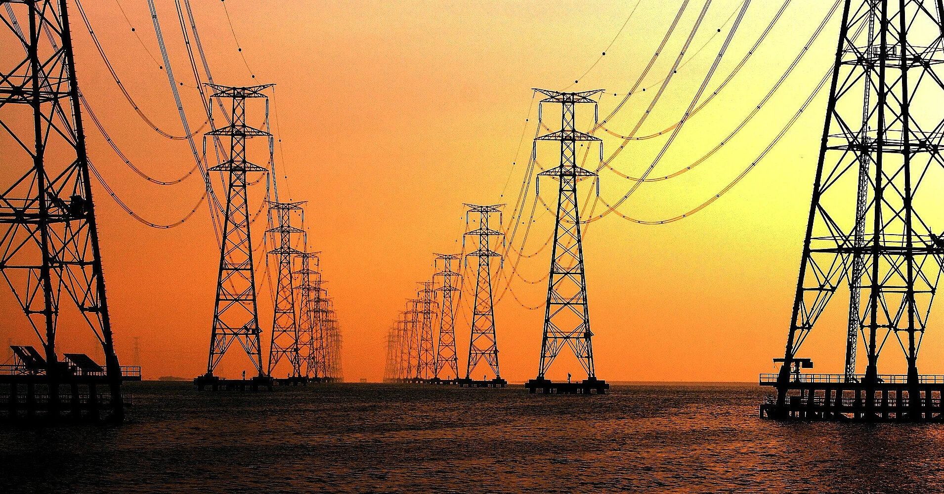 Споживання електроенергії на початку тижня зросло, є знеструмлення через негоду та обстріли