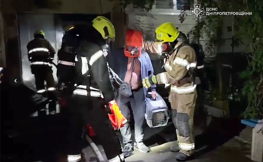 У Павлограді під час пожежі в багатоповерхівці рятувальники евакуювали сімох людей У Павлограді під час пожежі в багатоповерхівці рятувальники евакуювали сімох людей
