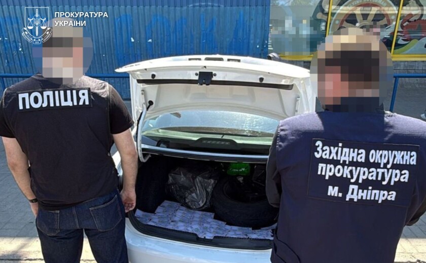 За  тисяч обіцяв допомогти виїхати за кордон: у Дніпрі судитимуть організатора незаконної схеми
