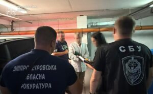 У Дніпрі чоловіка підозрюють у вимаганні 23 тисяч доларів за «списання» з військового обліку