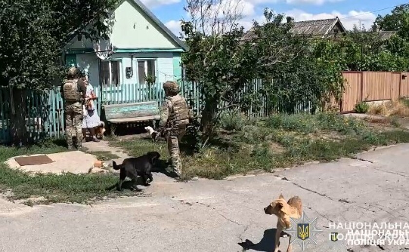 Життя за 15 кілометрів до лінії фронту: поліцейські «Білі янголи» закликають жителів Синельниківського району евакуюватися Життя за 15 кілометрів до лінії фронту: поліцейські «Білі янголи» закликають жителів Синельниківського району евакуюватися