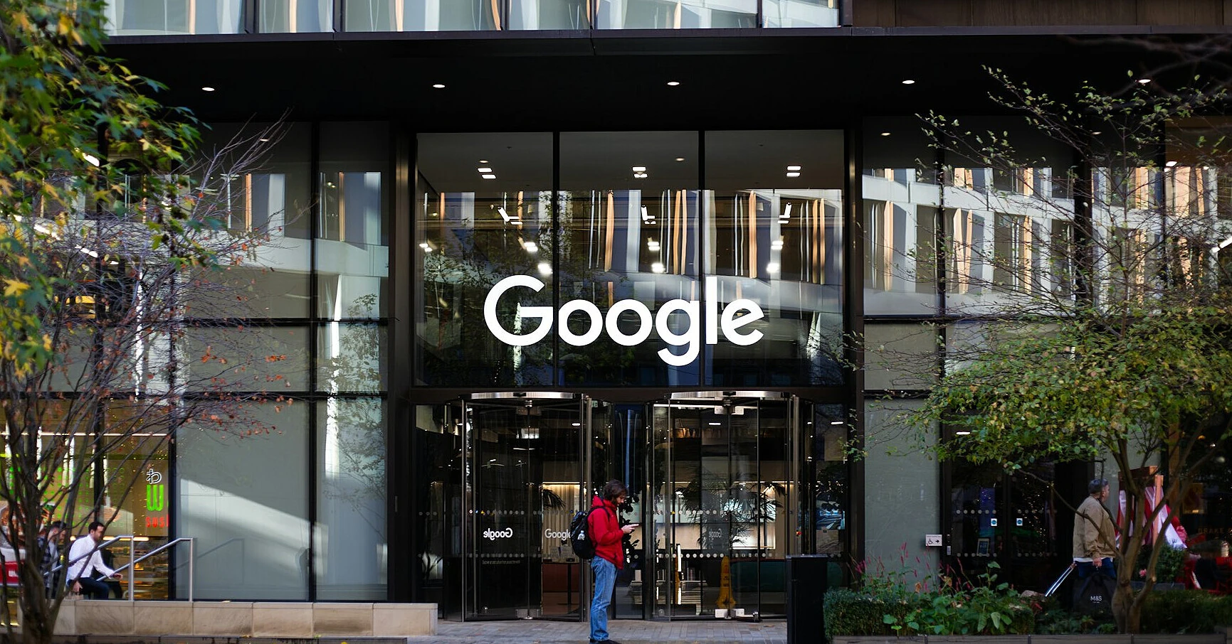 Єврокомісія наклала на Google штраф на майже 1 млрд доларів Єврокомісія наклала на Google штраф на майже 1 млрд доларів