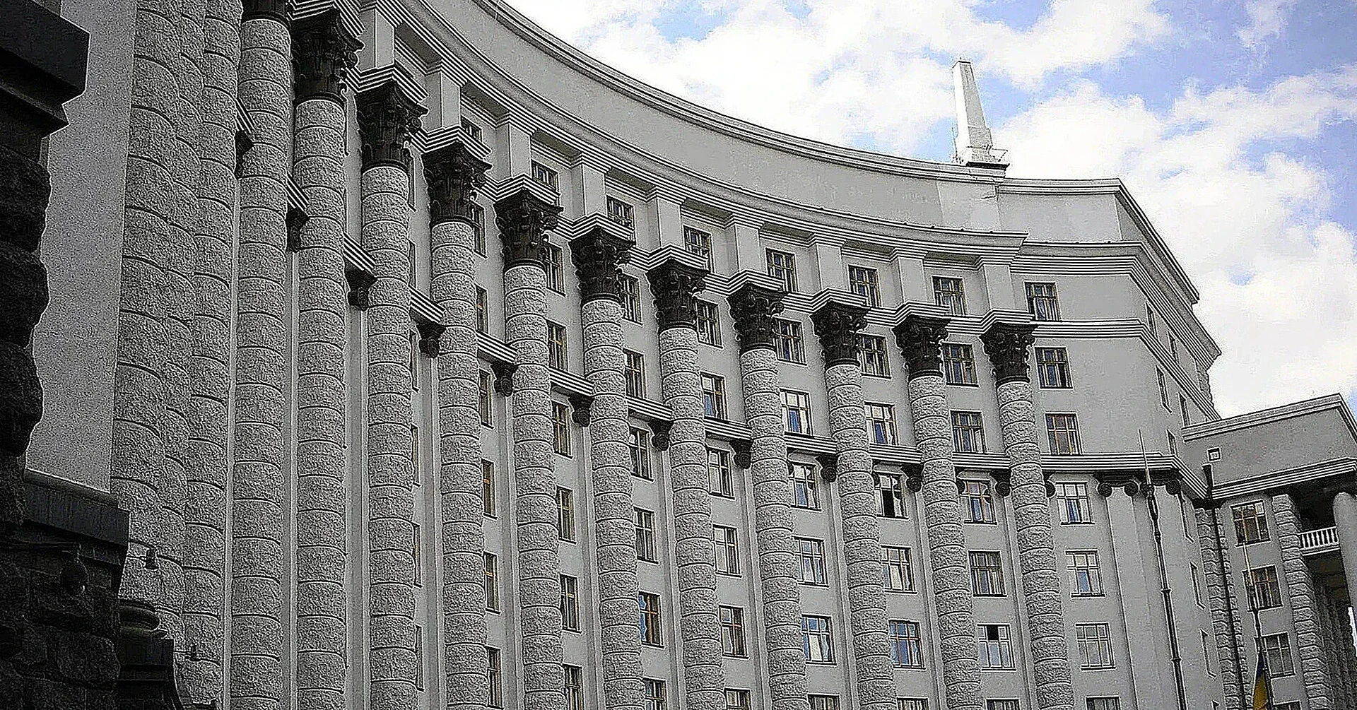 Кабмін створює національні бригади відновлення після обстрілів