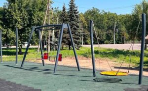 У Кривому Розі з дитячого майданчика викрали інклюзивну гойдалку