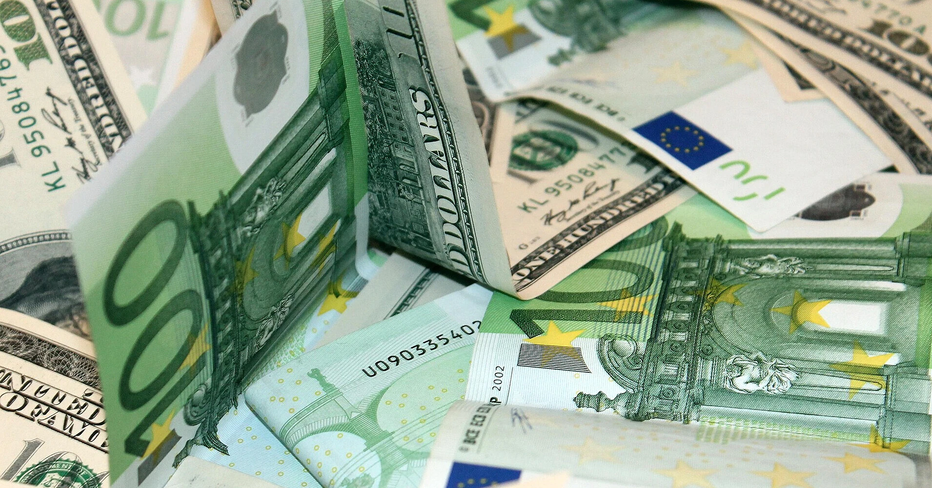 Нацбанк знизив курси валют після активних торгів на міжбанку Нацбанк знизив курси валют після активних торгів на міжбанку