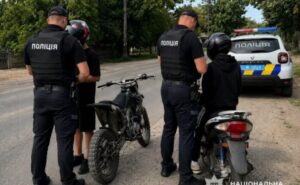 Їздили на мотоциклах без прав: у Кам’янському поліцейські викрили неповнолітніх Їздили на мотоциклах без прав: у Кам’янському поліцейські викрили неповнолітніх
