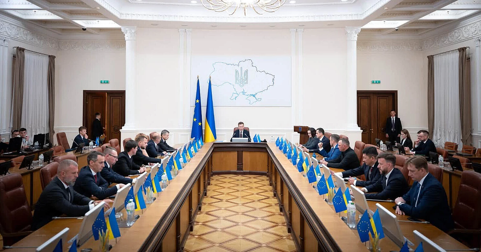 Кабмін призначив тимчасових керівників Міноборони та МЗС
