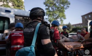 Після удару КАБами по Запоріжжю поліцейські евакуйовували людей і допомагали розбирати завали Після удару КАБами по Запоріжжю поліцейські евакуйовували людей і допомагали розбирати завали