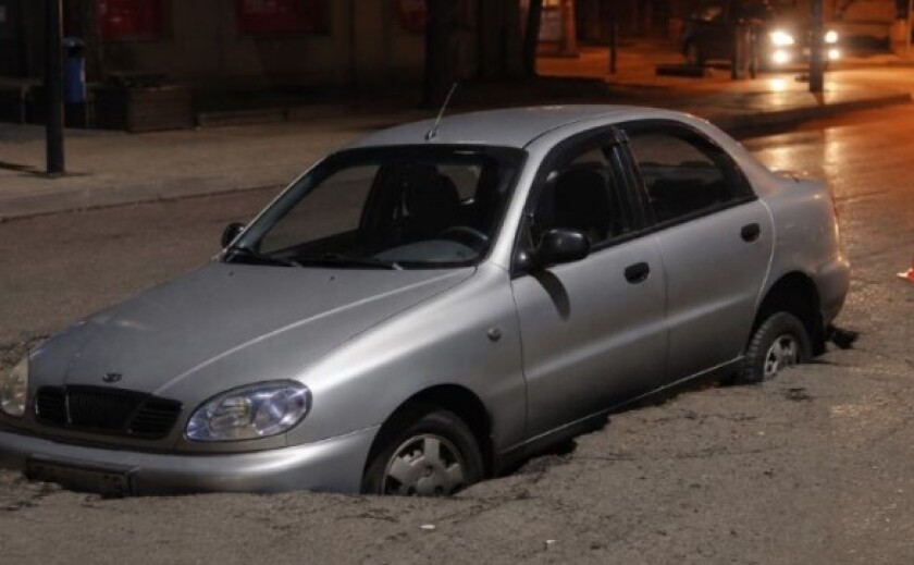 У Кам’янському під час зливи під автівкою провалився асфальт