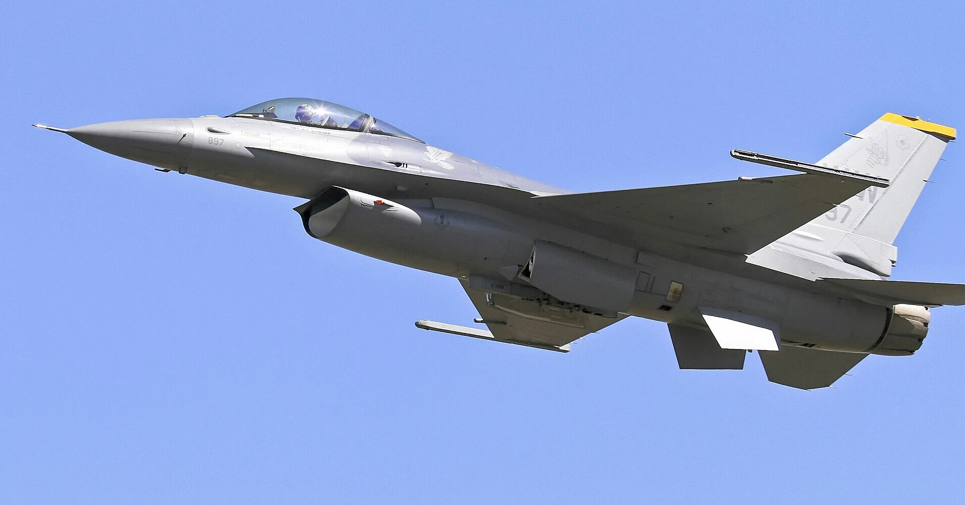 У Румунії винищувач F-16 уперше збив дрон, який порушив повітряний простір У Румунії винищувач F-16 уперше збив дрон, який порушив повітряний простір