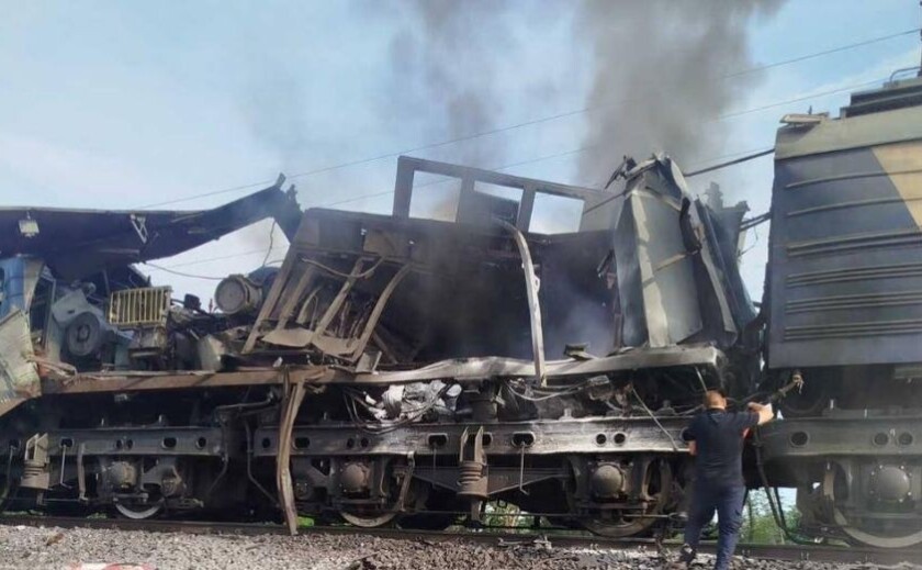 На Дніпропетровщині ворожий безпілотник атакував локомотив поїзда: деталі