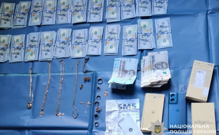 Викрав майже 25 тисяч доларів, 30 тисяч гривень, а також золоті прикраси: Софіївські поліцейські затримали підозрюваного