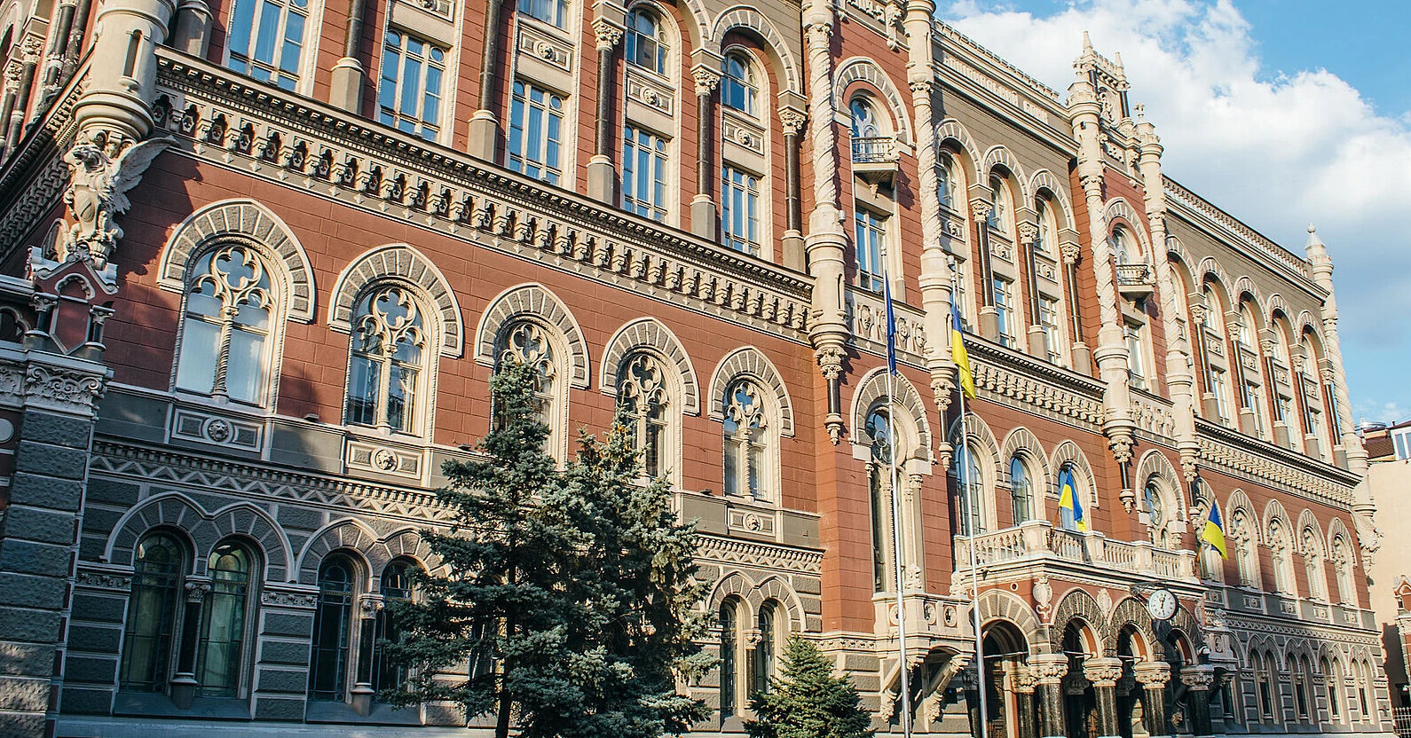 Банкам і страховикам змінили правила роботи з підрядниками, НБУ посилив вимоги