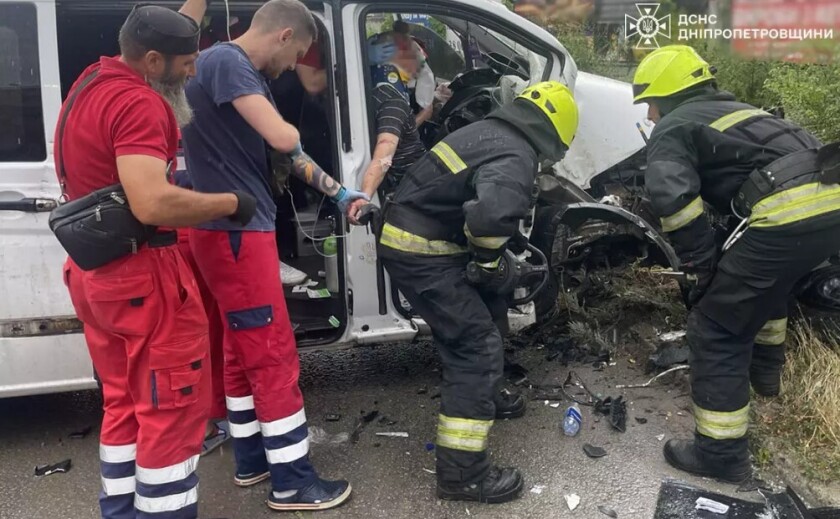 У Дніпрі Mercedes-Benz Vito врізався в електроопору: водія затисло у салоні У Дніпрі Mercedes-Benz Vito врізався в електроопору: водія затисло у салоні