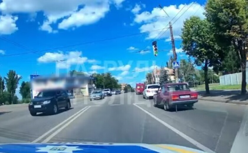 Стояла у лівій смузі та заважала проїзду: у Кривому Розі патрульні допомогли прибрати з дороги зламану автівку