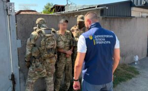 У Дніпрі затримали чоловіка, який за тисяч обіцяв оформити військовим «службу на папері» У Дніпрі затримали чоловіка, який за тисяч обіцяв оформити військовим «службу на папері»