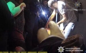 У Марганці внаслідок російської атаки загинуло немовля, ще 11 людей поранені: бодікамери поліцейських показали перші хвилини після удару У Марганці внаслідок російської атаки загинуло немовля, ще 11 людей поранені: бодікамери поліцейських показали перші хвилини після удару