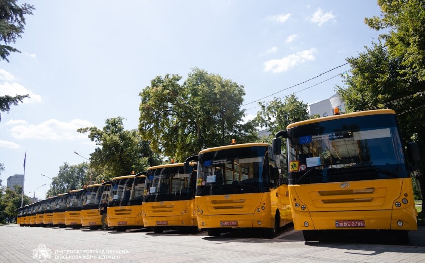 Ще 13 інклюзивних шкільних автобусів отримали громади Дніпропетровщини Ще 13 інклюзивних шкільних автобусів отримали громади Дніпропетровщини