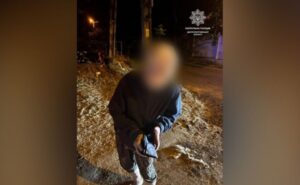 Патрульні Дніпра допомогли жінці, яка заблукала, повернутися додому Патрульні Дніпра допомогли жінці, яка заблукала, повернутися додому