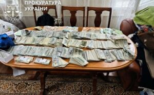 307 тисяч доларів, 6 тисяч євро та 113 тисяч гривень: у Дніпрі судитимуть голову ВЛК за хабарі та незаконне збагачення 307 тисяч доларів, 6 тисяч євро та 113 тисяч гривень: у Дніпрі судитимуть голову ВЛК за хабарі та незаконне збагачення