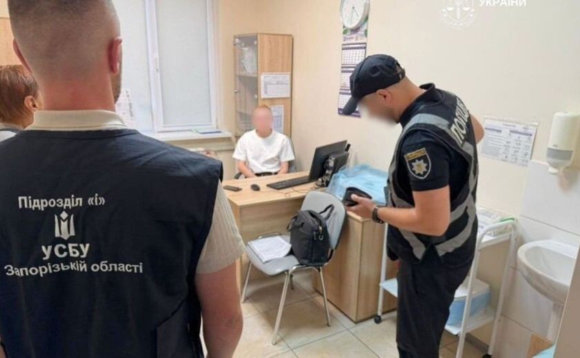 У Запоріжжі лікаря підозрюють у вимаганні 10 тисяч доларів за оформлення інвалідності