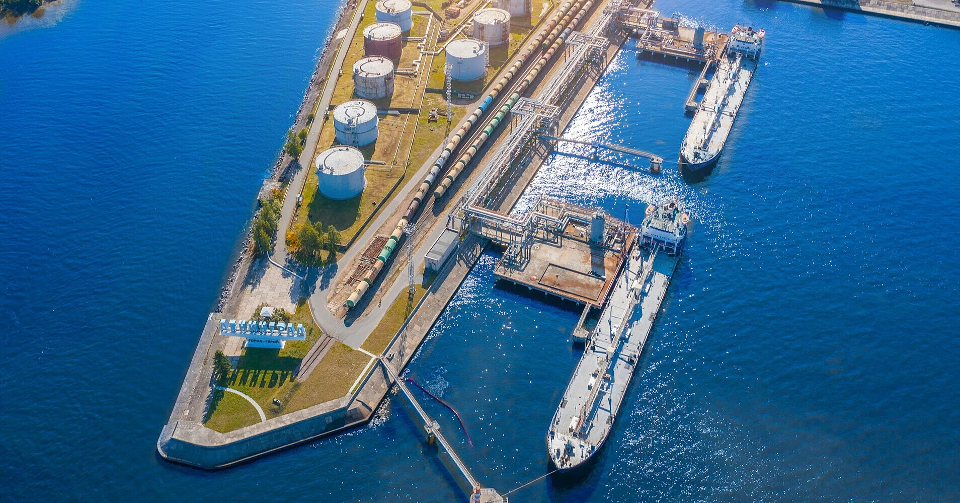 FT: Росія нарощує “тіньовий флот” LNG-танкерів перед забороною ЄС FT: Росія нарощує “тіньовий флот” LNG-танкерів перед забороною ЄС