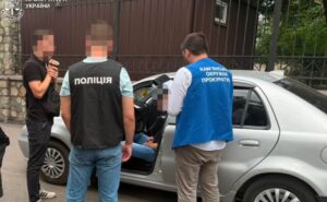 У Кам’янському затримали лікаря, який за тисячі обіцяв оформити фіктивну інвалідність У Кам’янському затримали лікаря, який за тисячі обіцяв оформити фіктивну інвалідність