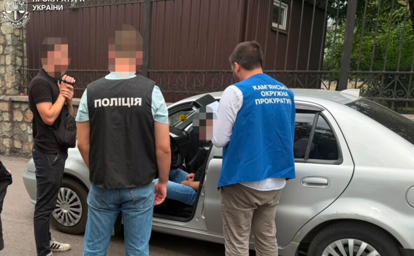 У Кам’янському затримали лікаря, який за тисячі обіцяв оформити фіктивну інвалідність У Кам’янському затримали лікаря, який за тисячі обіцяв оформити фіктивну інвалідність