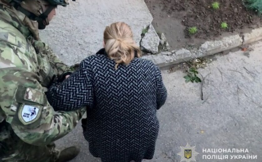 Поліцейські «Білі Янголи» евакуювали з Нікополя батьків із трьома дітьми та кота