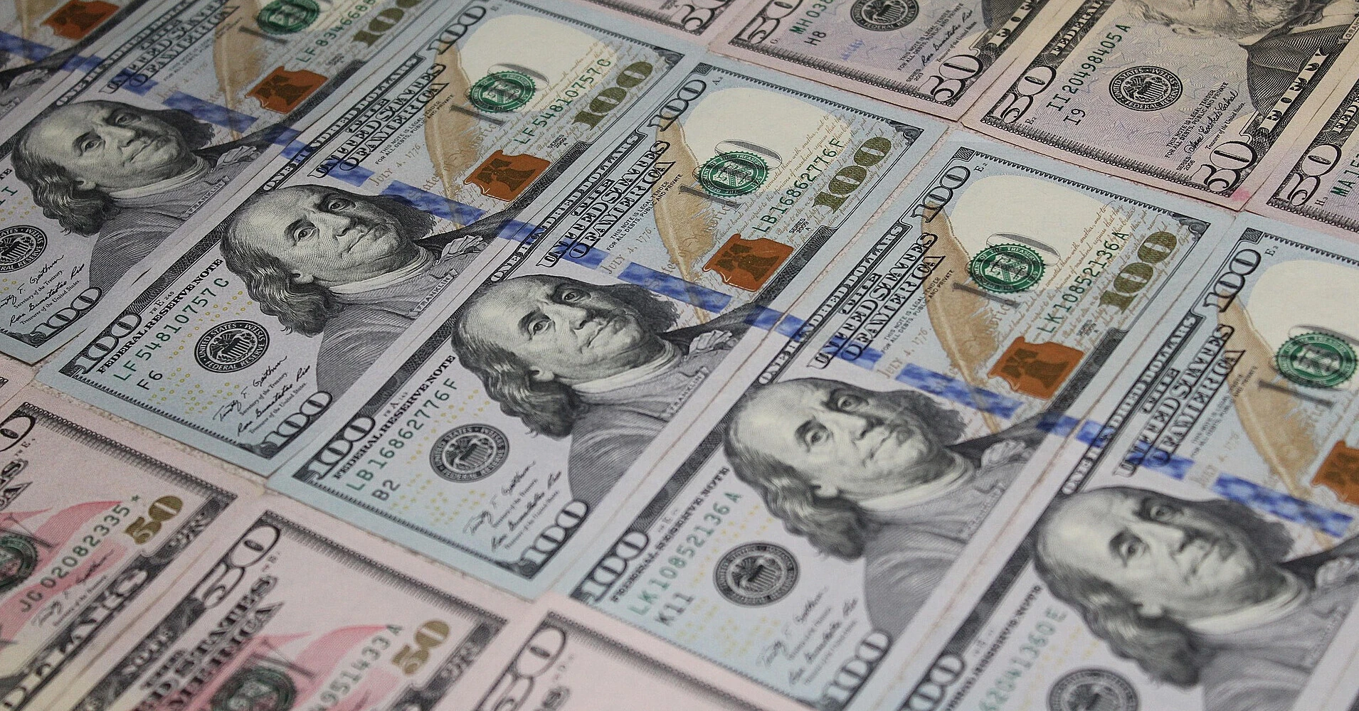 Долар зріс після напружених торгів, а готівковий ринок розпочав корекцію Долар зріс після напружених торгів, а готівковий ринок розпочав корекцію