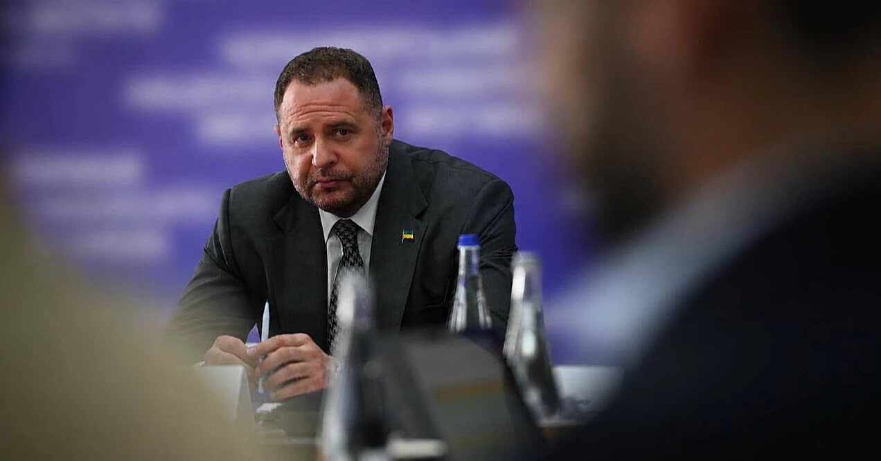 ВАКС дозволив Єрмаку їздити до по Україні, але залишив електронний браслет