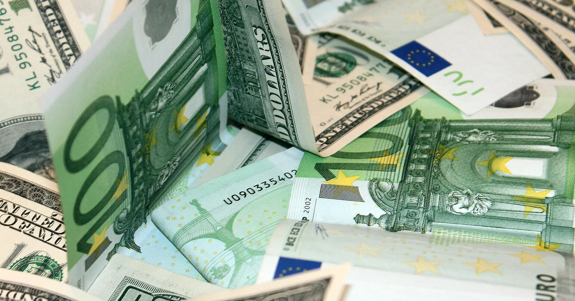 Долар і євро подорожчали перед довгими вихідними: НБУ оновив курс на 25 серпня Долар і євро подорожчали перед довгими вихідними: НБУ оновив курс на 25 серпня