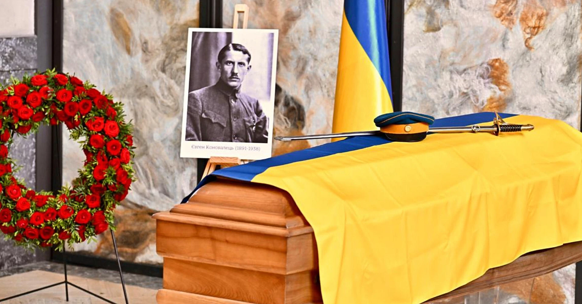В Україні перепоховають співзасновника ОУН Коновальця, його останки вже ексгумували в Нідерландах