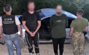 Житель Дніпропетровщини зі спільником намагалися прорватися до Молдови та напали на прикордонника Житель Дніпропетровщини зі спільником намагалися прорватися до Молдови та напали на прикордонника
