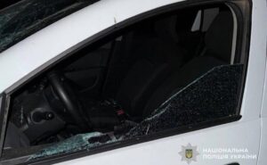 У Кривому Розі затримали чоловіка, який напав на поліцейських і пошкодив службове авто У Кривому Розі затримали чоловіка, який напав на поліцейських і пошкодив службове авто