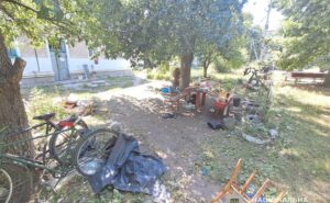 На Синельниківщині затримали чоловіка, якого підозрюють у вбивстві жінки та нападі на двох людей На Синельниківщині затримали чоловіка, якого підозрюють у вбивстві жінки та нападі на двох людей