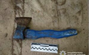У Кам’янському жінка під час сварки кілька разів вдарила співмешканця сокирою по голові
