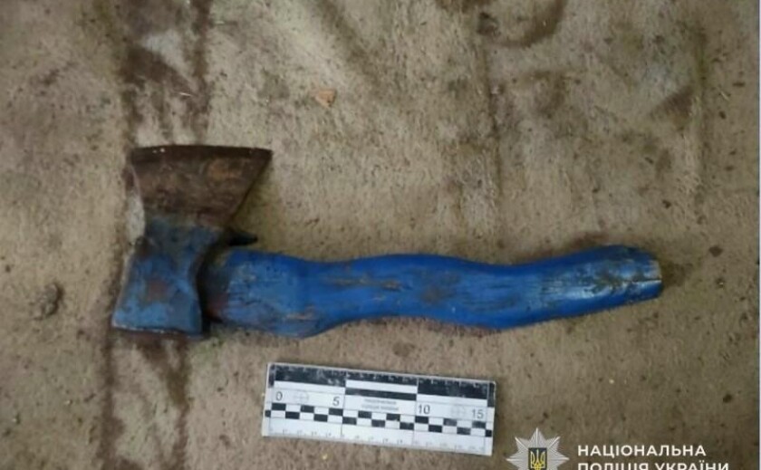 У Кам’янському жінка під час сварки кілька разів вдарила співмешканця сокирою по голові У Кам’янському жінка під час сварки кілька разів вдарила співмешканця сокирою по голові