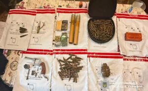 У Дніпрі чоловік зберігав вдома гранату, тротил та понад 150 набоїв У Дніпрі чоловік зберігав вдома гранату, тротил та понад 150 набоїв