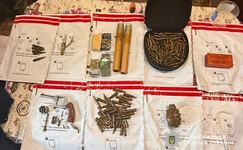 У Дніпрі чоловік зберігав вдома гранату, тротил та понад 150 набоїв