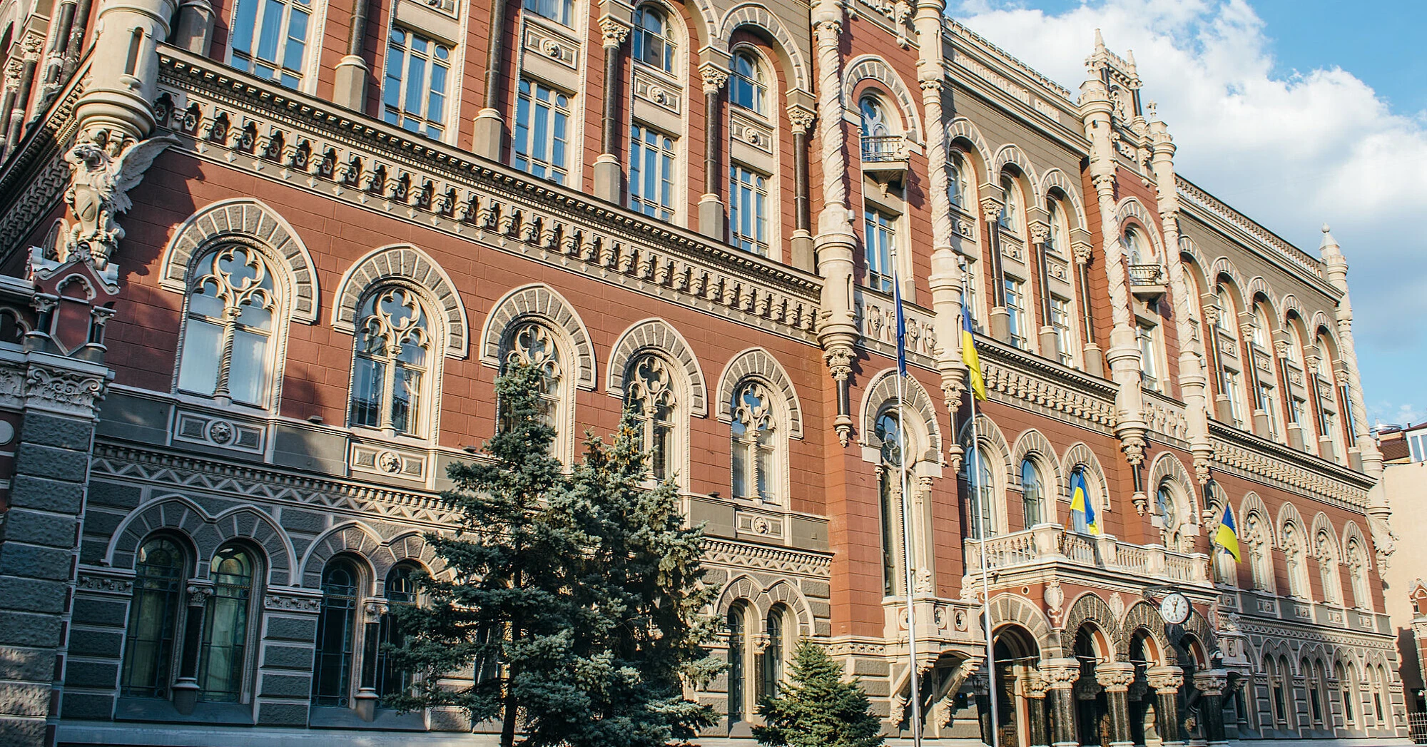 НБУ скоротив продаж валюти на 10%, але інтервенції все ще перевищують млрд НБУ скоротив продаж валюти на 10%, але інтервенції все ще перевищують млрд