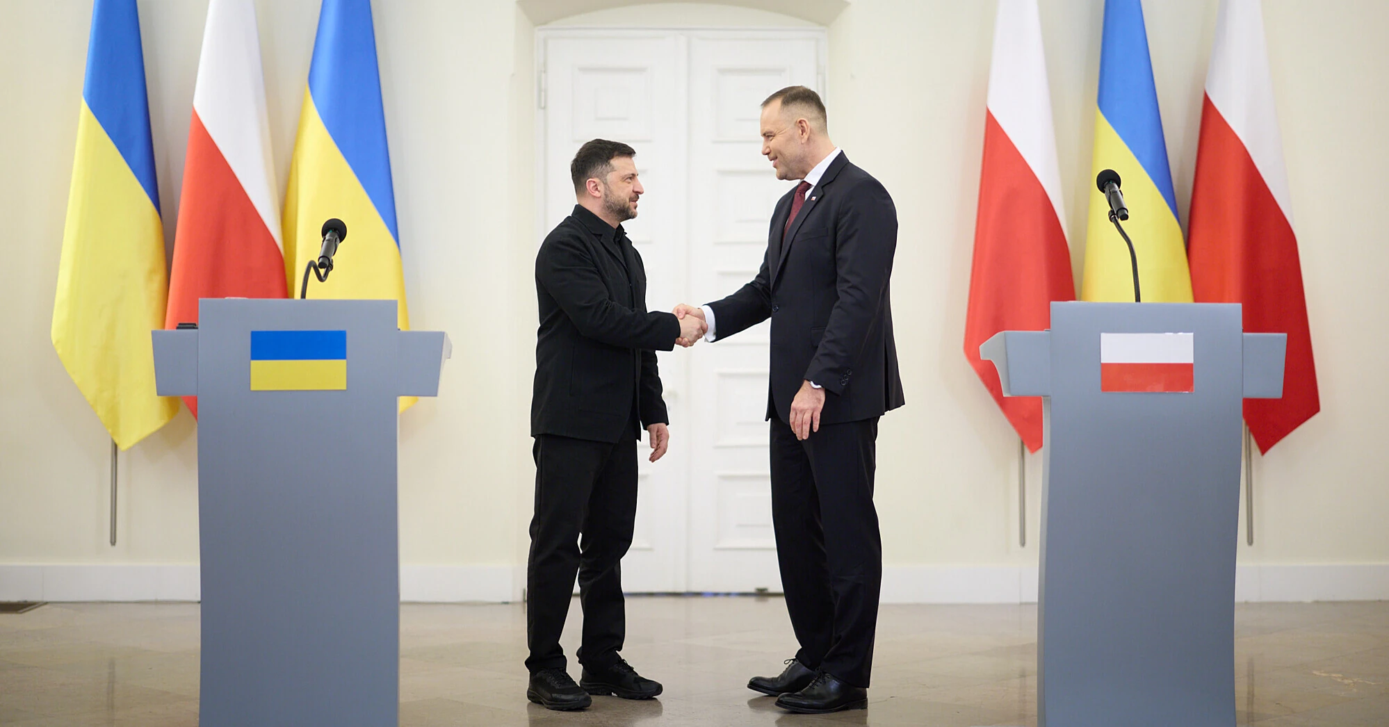 У президента Польщі закликали Туска все ж підписати рішення про позбавлення Зеленського ордена