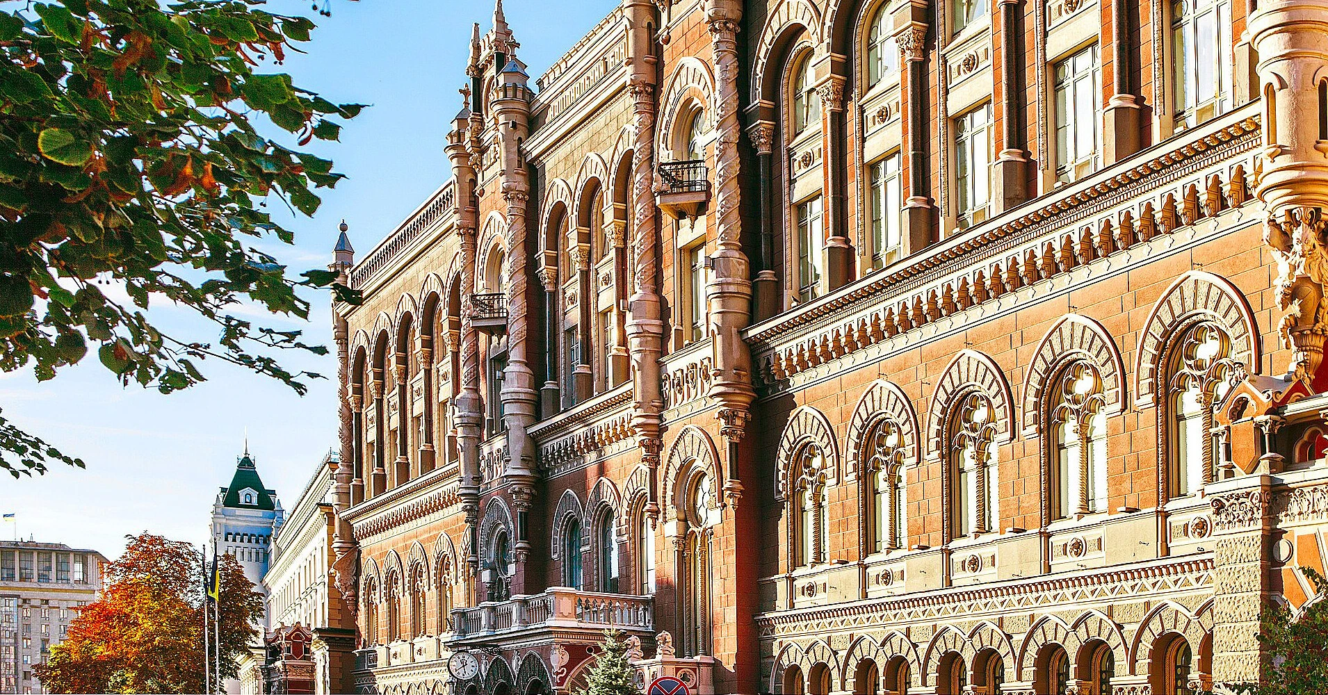 НБУ пом’якшив валютні обмеження: що зміниться для українців НБУ пом’якшив валютні обмеження: що зміниться для українців