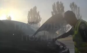 У Дніпрі посеред дороги загорівся автомобіль У Дніпрі посеред дороги загорівся автомобіль