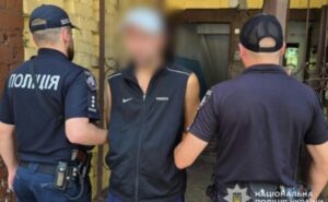 За пограбування містянина у Кам`янському поліцейські затримали 46-річного чоловіка За пограбування містянина у Кам`янському поліцейські затримали 46-річного чоловіка